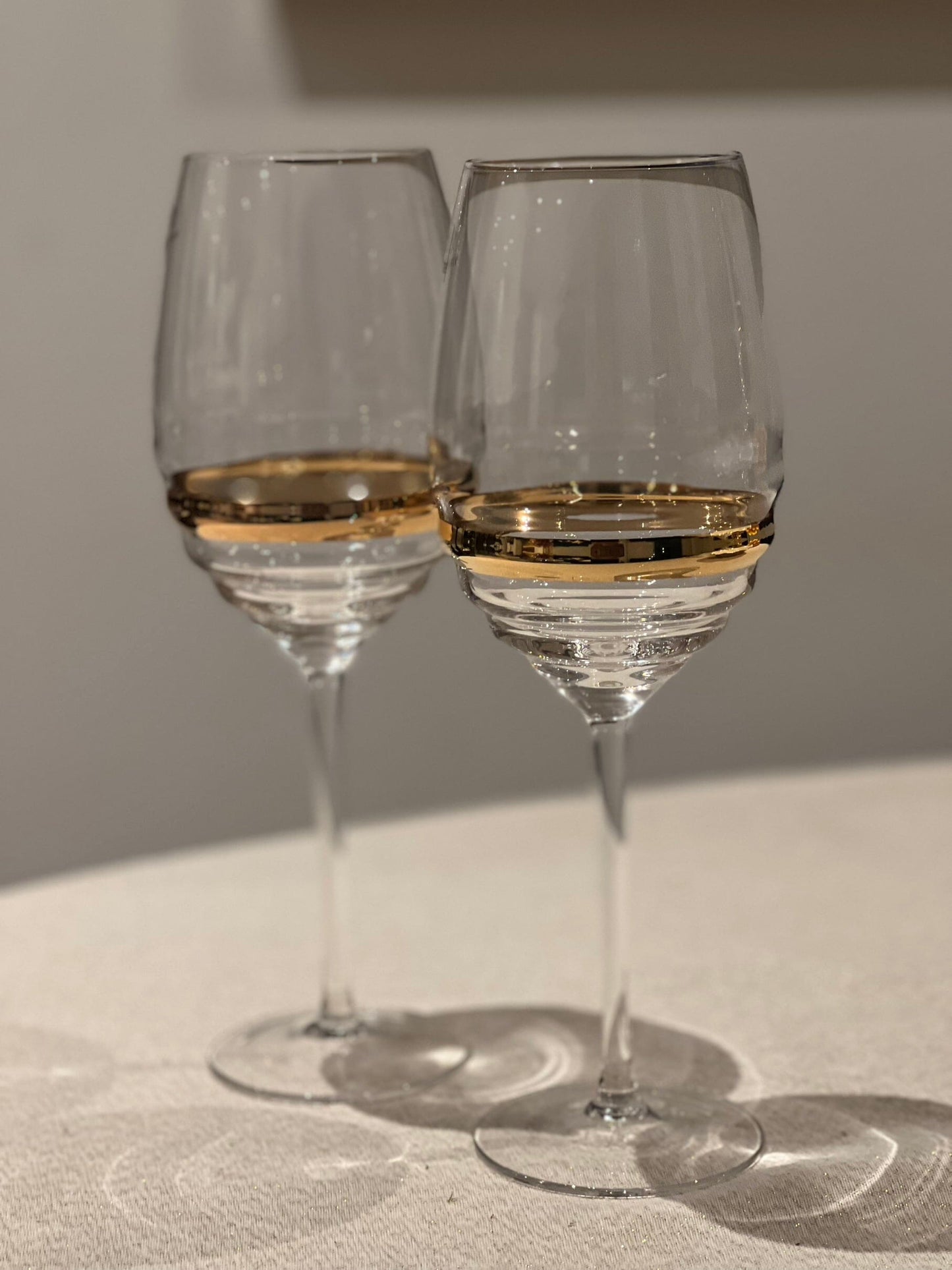 Set of 6 Glasses with Linear Design and Gold Stripe Flute Glasses High Class Touch - Home Decor